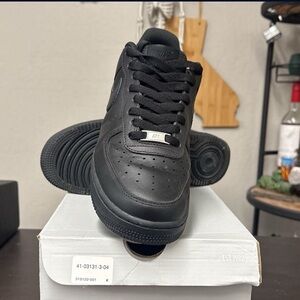 All black used Nike Airforce 1